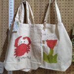 ほっこりするイラストがプリントされたトートバック。いつものお買い物コースに彩りを！