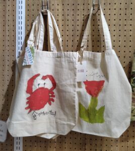 ほっこりするイラストがプリントされたトートバック。いつものお買い物コースに彩りを！