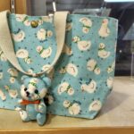 かわいいテディ付きバッグ。ちょっとしたお出かけやプレゼントにもぴったり